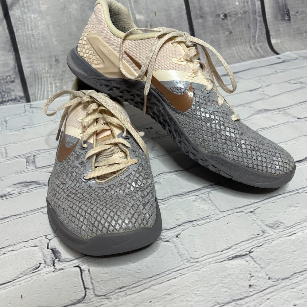 Women's Nike Metcon Strength Training Workout 4 XD MTLC Shoes Pink Grey White - Picture 2 of 9